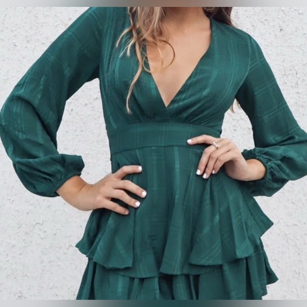 NO BRAND SHOWN size LARGE GreenTiered Faux Wrap romper with V- Neckline with tie